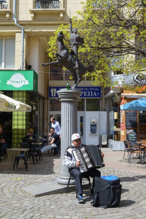 Sofia lifestyle: Garibaldi statue and the square of Editto Bulgaro