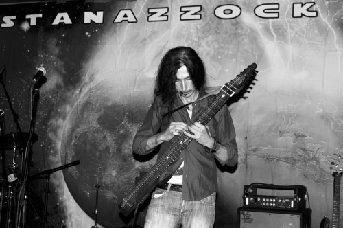 Gianni De Chellis plays his stick bass at the Stanazzock 2011