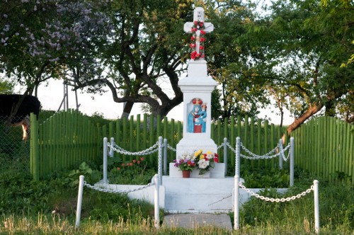 ALTAR TO THE VIRGIN MARY ON THE WAY TO PIDKAMIN