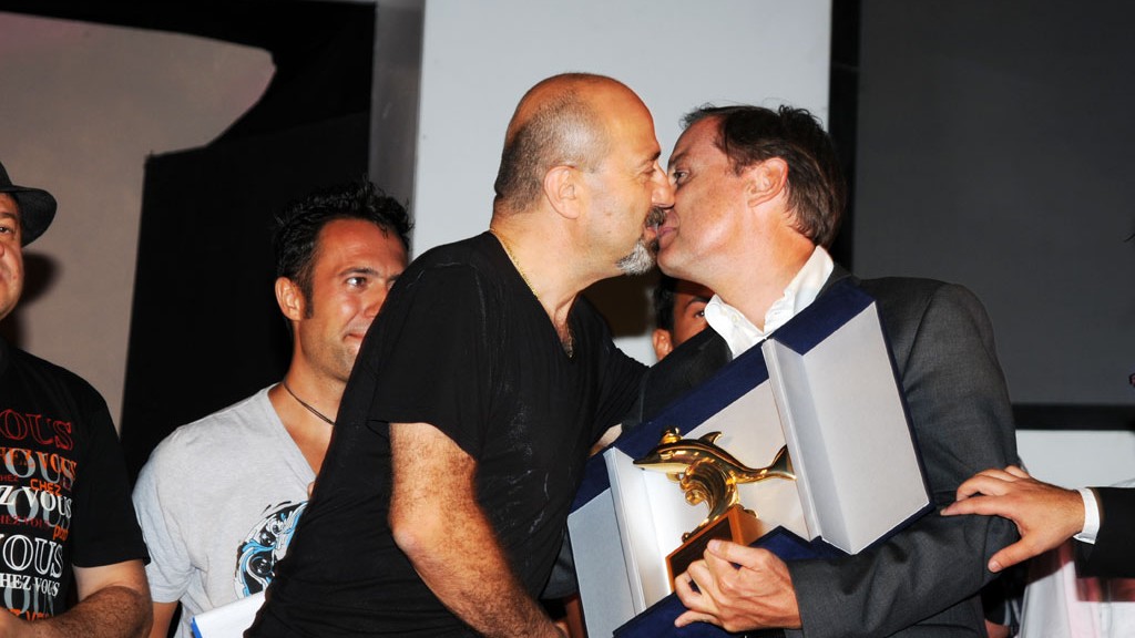 Ivaldo Rulli kisses Sandro Avigliano for his dolphin