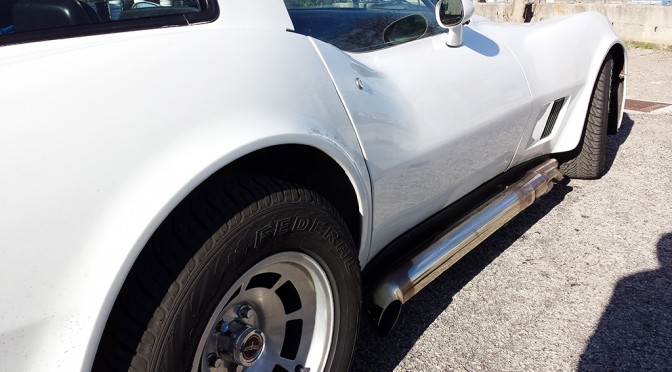 DETAIL OF THE WHITE CORVETTE