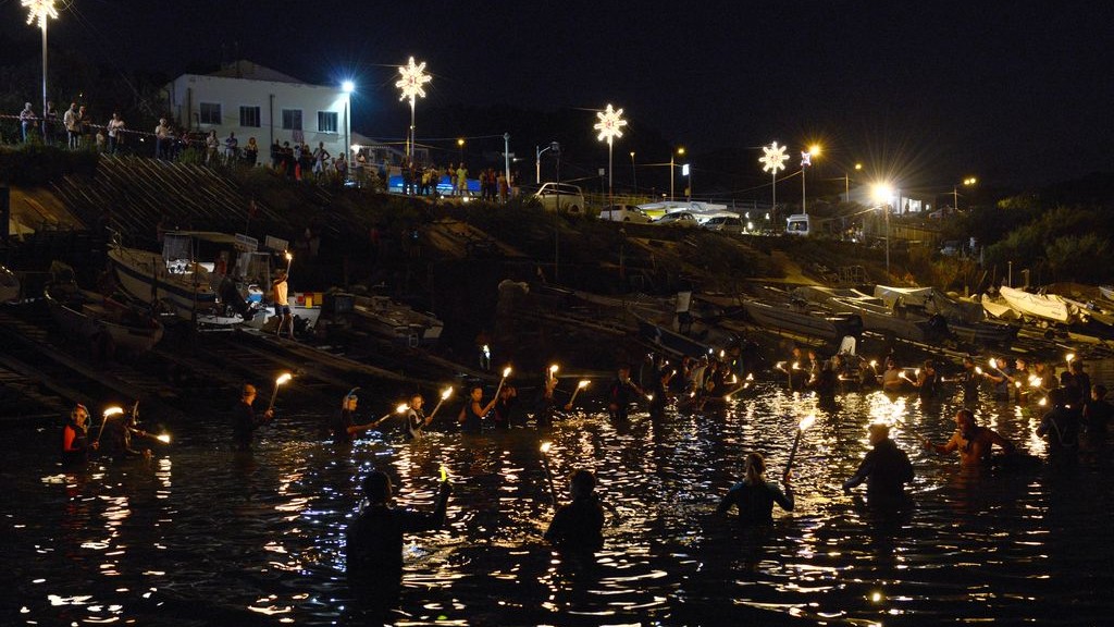 DIVERS WITH TORCHES CELEBRATING THE CHRIST OF THE ABYSS