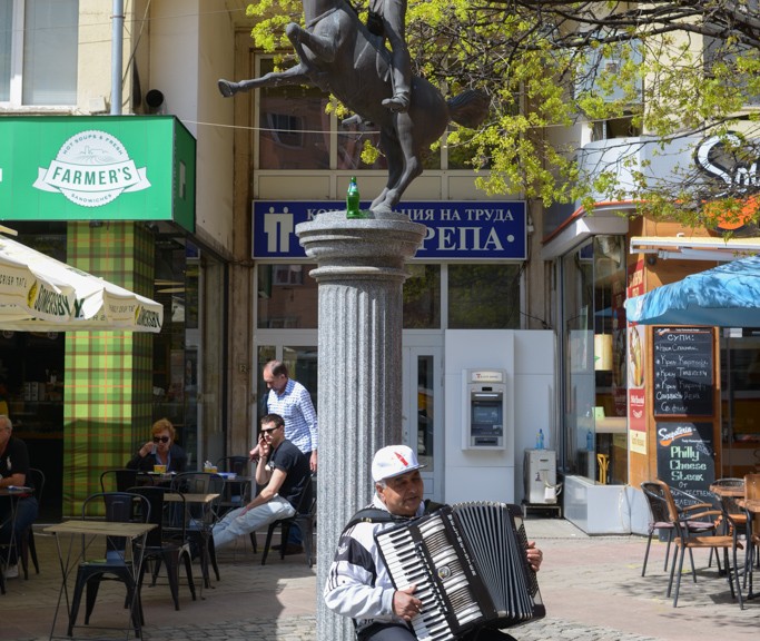 Sofia lifestyle: Garibaldi statue and the square of Editto Bulgaro