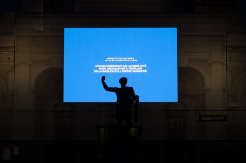 The proceeds from the advertising are used for the restoration of the Basilica of San Lorenzo Maggiore.