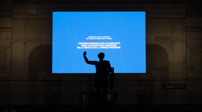 The proceeds from the advertising are used for the restoration of the Basilica of San Lorenzo Maggiore.