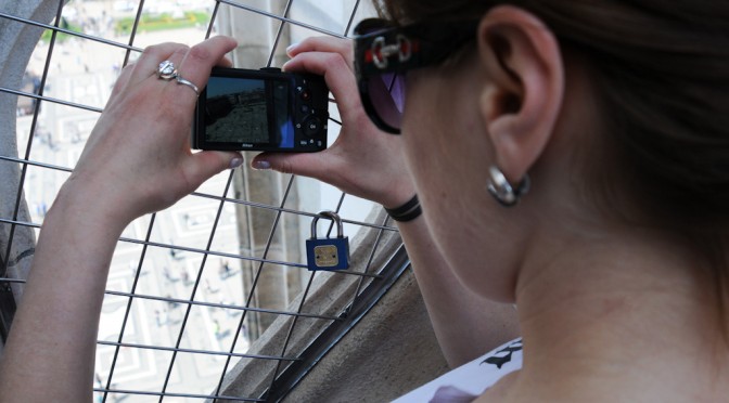 GIRL TAKE A PICTURE OF THE CATHEDRAL SQUARE