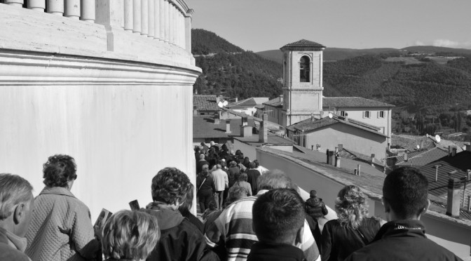 Faithful that are going to the Hall of Peace in Cascia