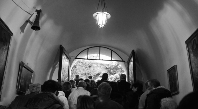 Believers that are entering into the monastery of St. Rita in Cascia