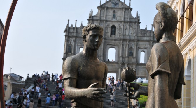 Lovers in front of St. Paul