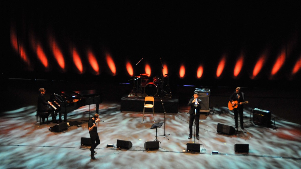 Mauro Ermanno Giovanardi and his band at the Petruzzelli Theatre