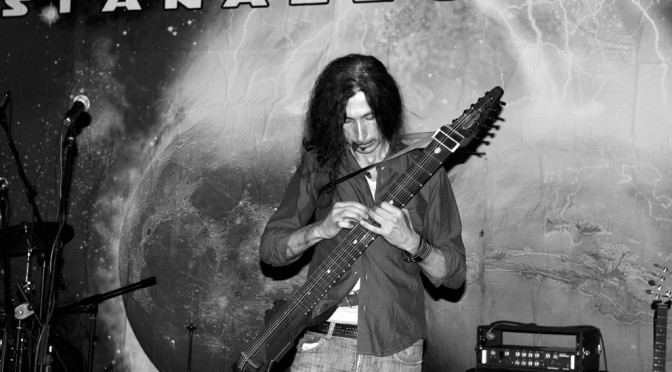 Gianni De Chellis plays his stick bass at the Stanazzock 2011