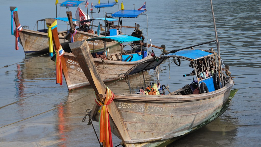 Long tail boats