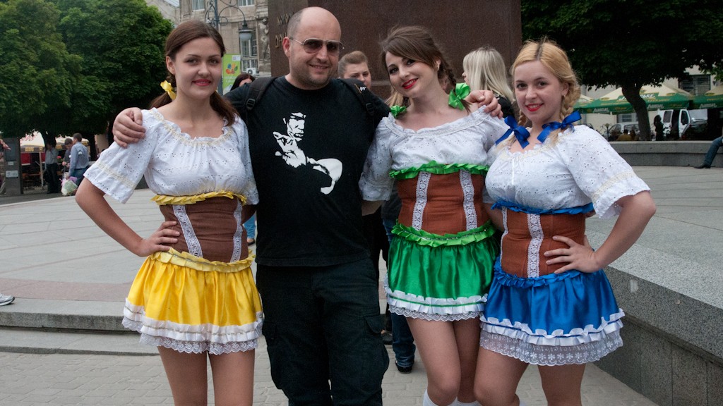ME WITH THREE BEAUTIFUL GIRLS IN LVIV