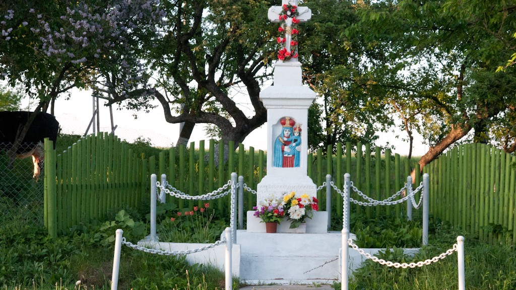 ALTAR TO THE VIRGIN MARY ON THE WAY TO PIDKAMIN