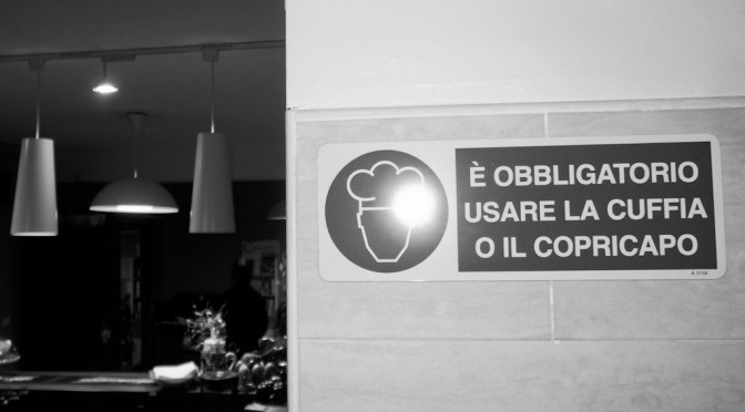 E' OBBLIGATORIO USARE LA CUFFIA O IL COPRICAPO