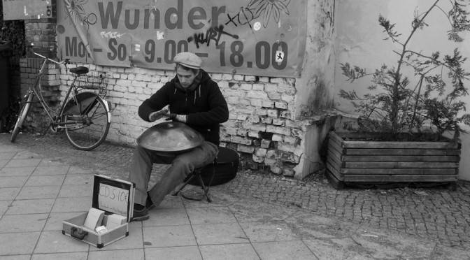 MAUERPARK AND HANG PLAYER
