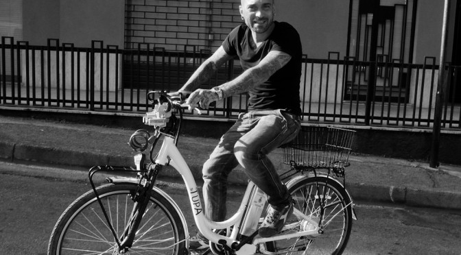 MARCO BIONDI TRIES A PUBLIC BICYCLE ON THE LONGEST DAY OF THE YEAR