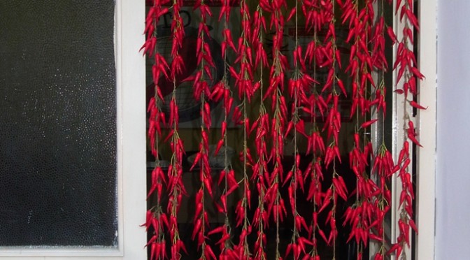 Door curtain in red chili peppers from Filetto