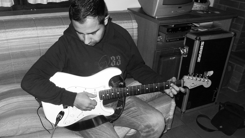 Paolo Snakeboy with Daniel Ceroli's guitar