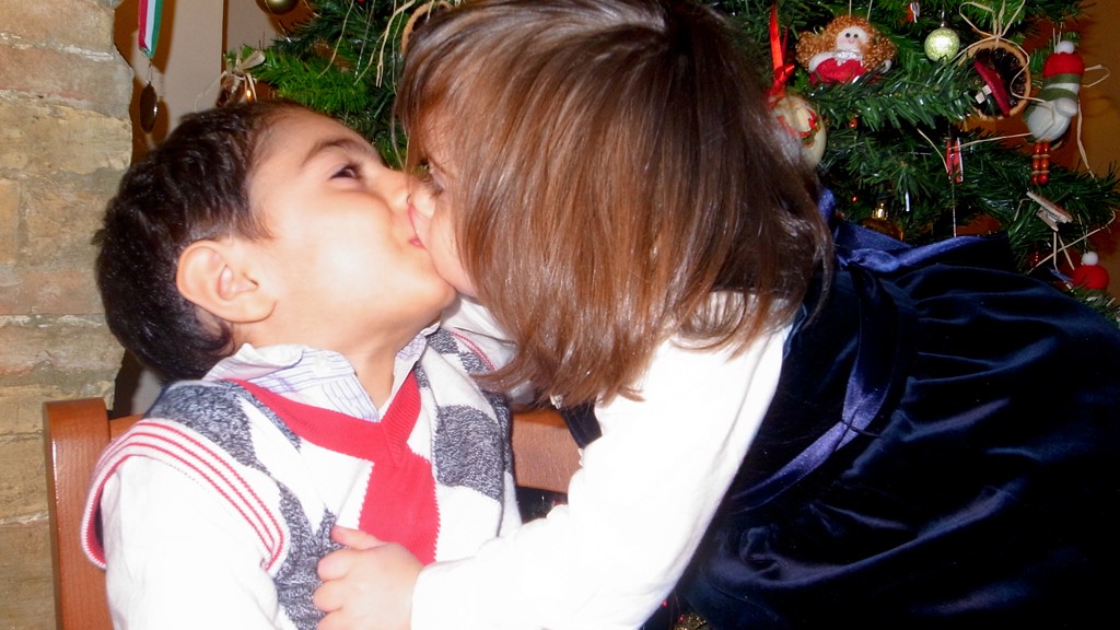 Riccardo and Allegra kissing