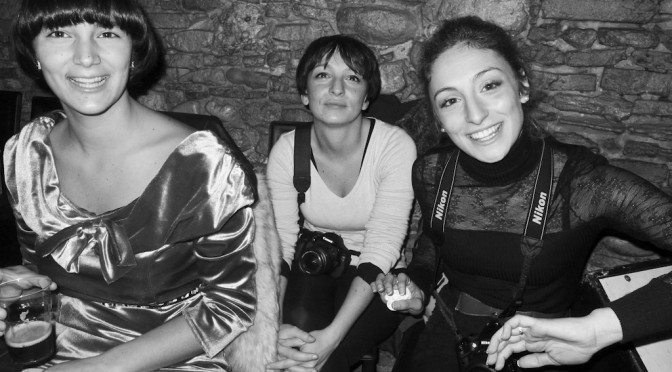 Some girls waiting for MANAGEMENT DEL DOLORE POST-OPERATORIO live at Pura Vida